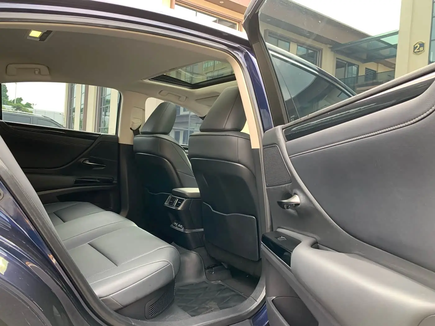 Lexus ES 2021 — Photo 16/20