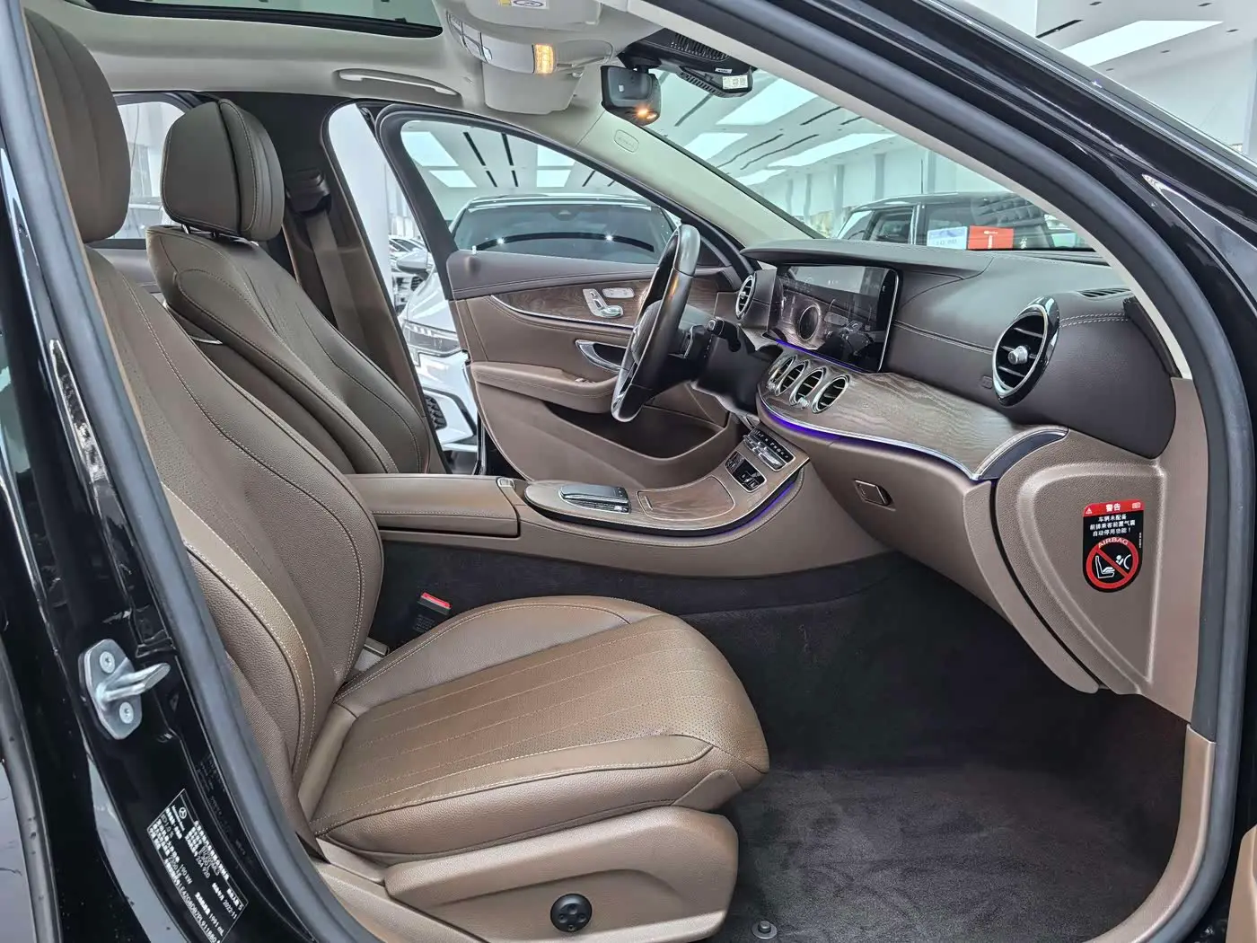 Mercedes-Benz E-Class 2022 — Photo 12/15