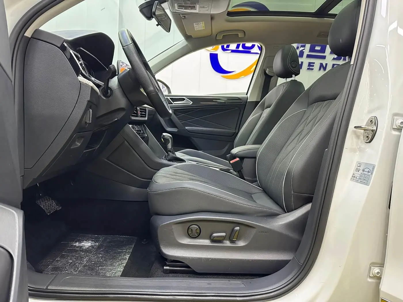 Volkswagen Tiguan L 2023 — Photo 11/20