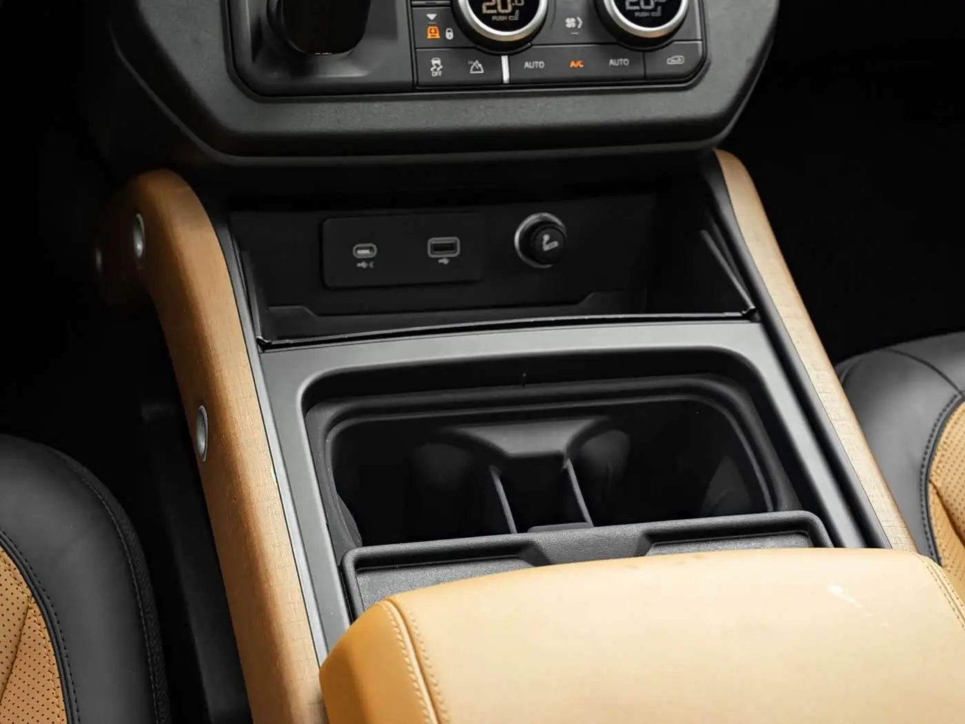 Land Rover Defender 2023 — Фото 12/17