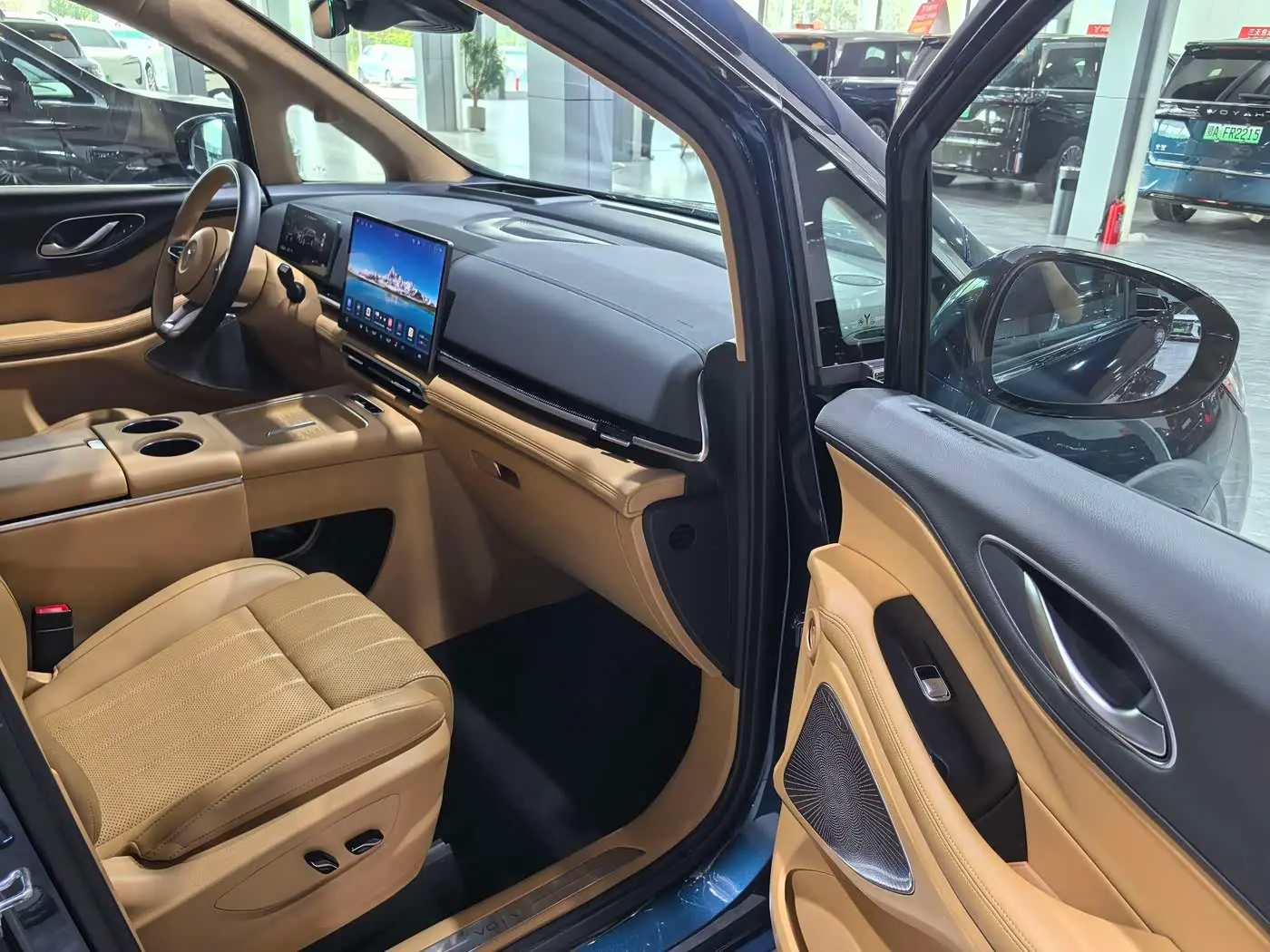 Voyah Auto Voyah Dreamer 2025 — Photo 9/13