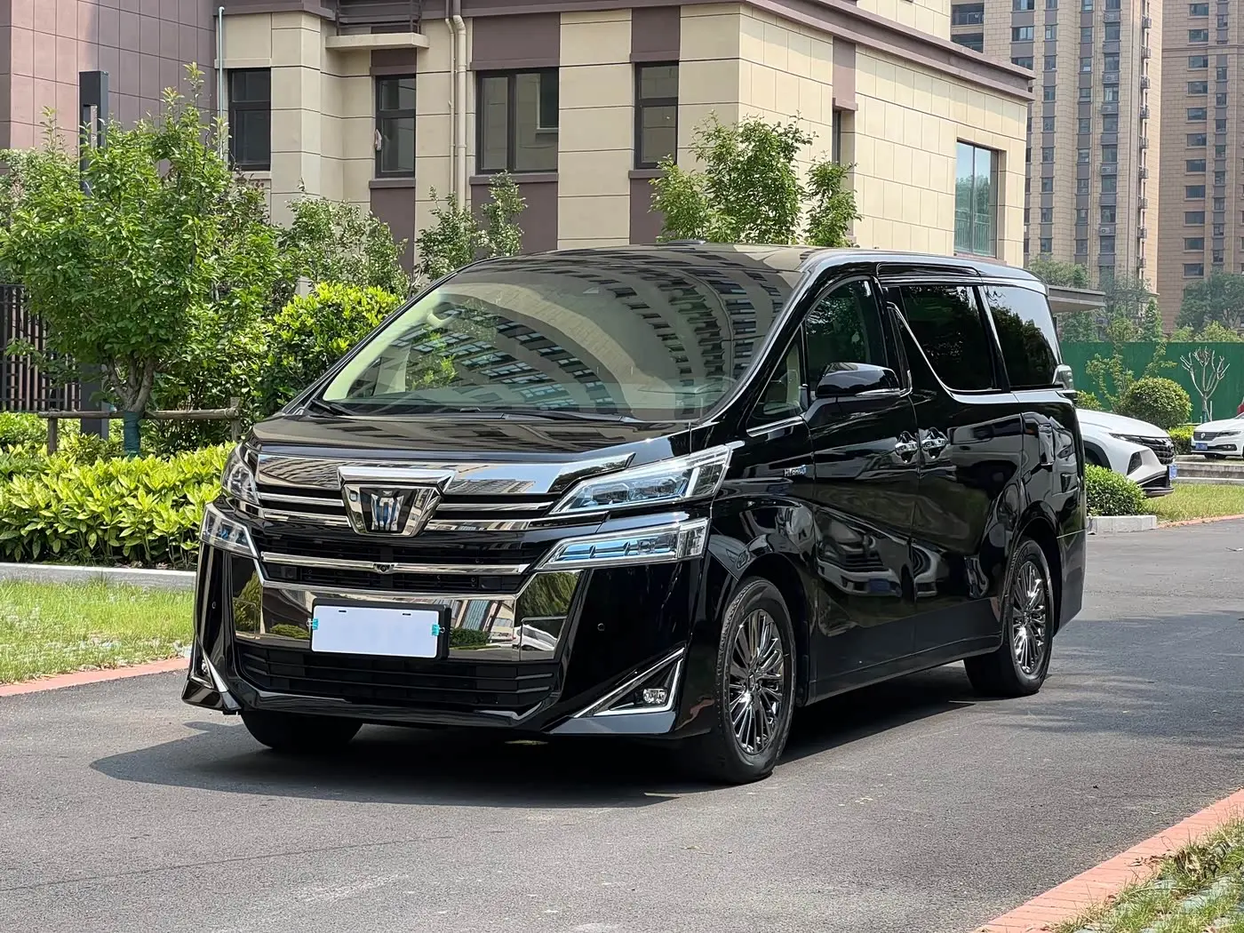 Toyota Vellfire 2022 — Photo 1/18