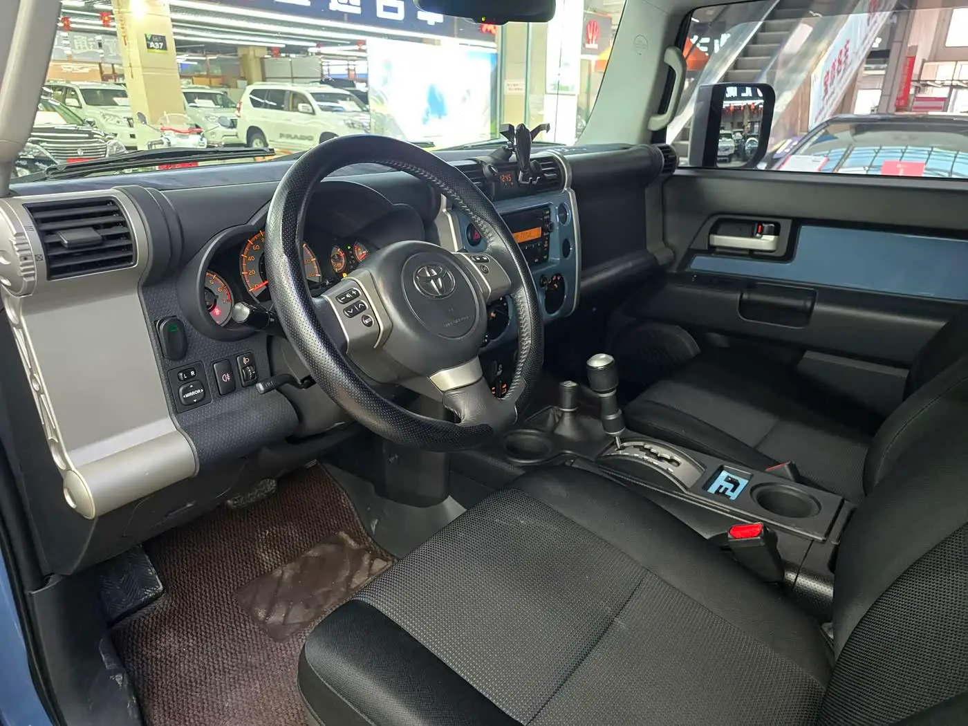 Toyota FJ Cruiser 2016 — Şəkil 13/20
