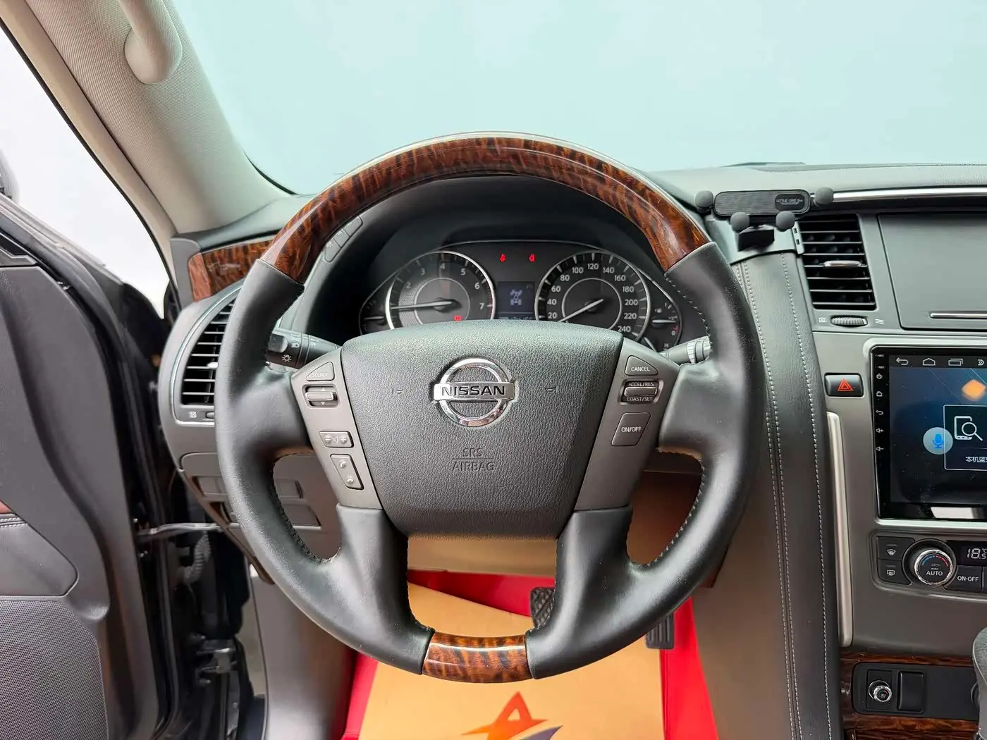 Nissan Patrol 2019 — Photo 11/17