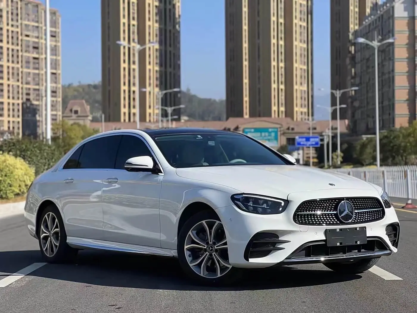Mercedes-Benz E-Class 2023 — Photo 1/9