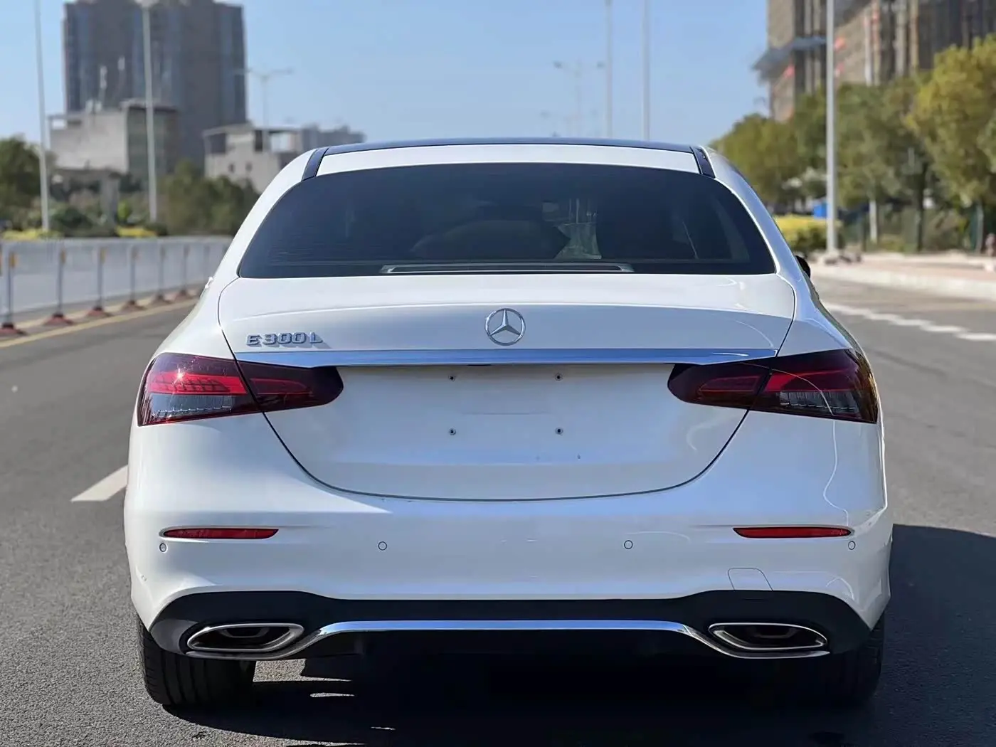 Mercedes-Benz E-Class 2023 — Photo 5/9