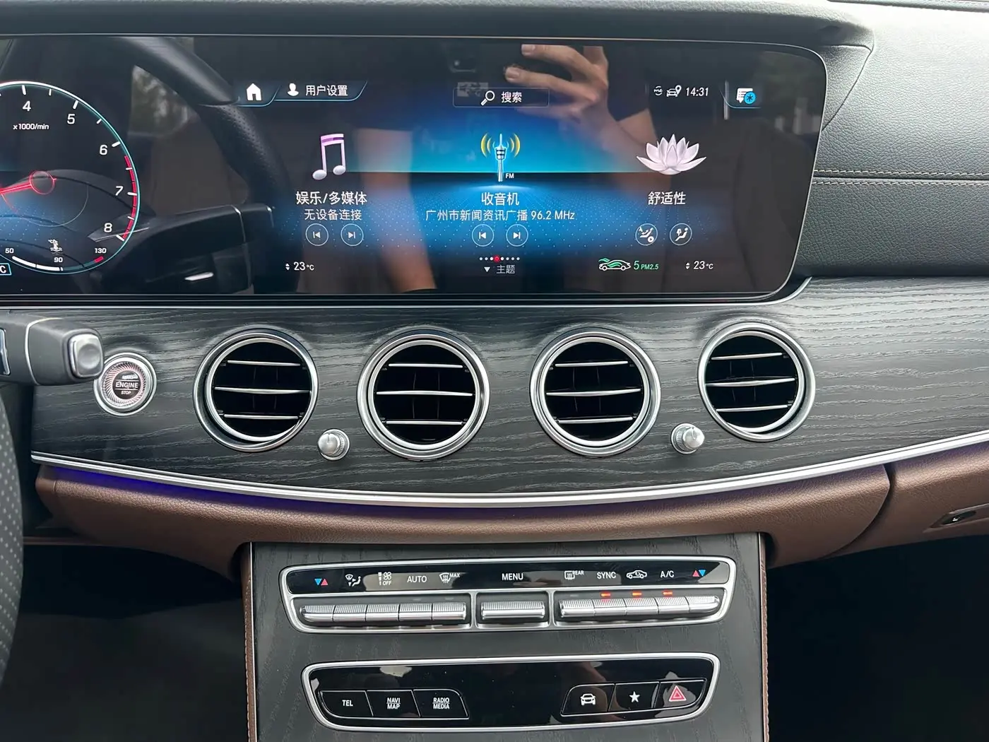Mercedes-Benz E-Class 2022 — Photo 8/20