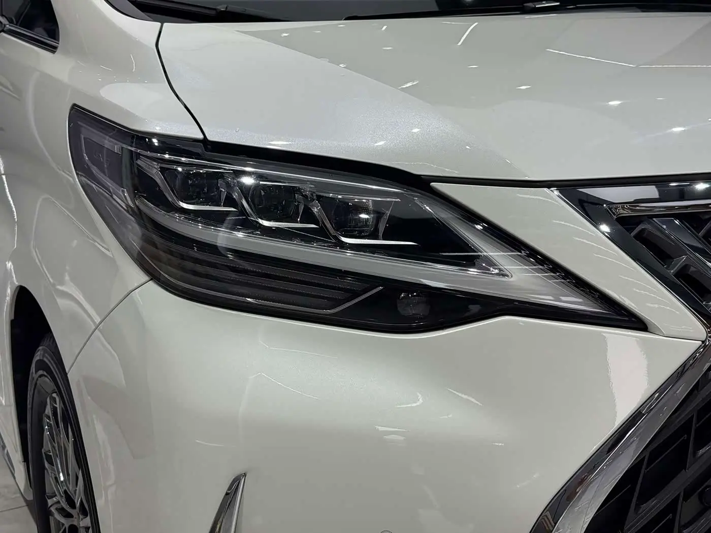 Lexus LM 2022 — Photo 4/20