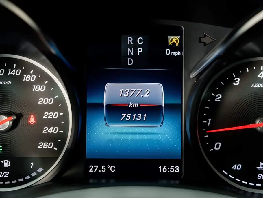 Mercedes-Benz V-Class 2022 — Photo 9/20