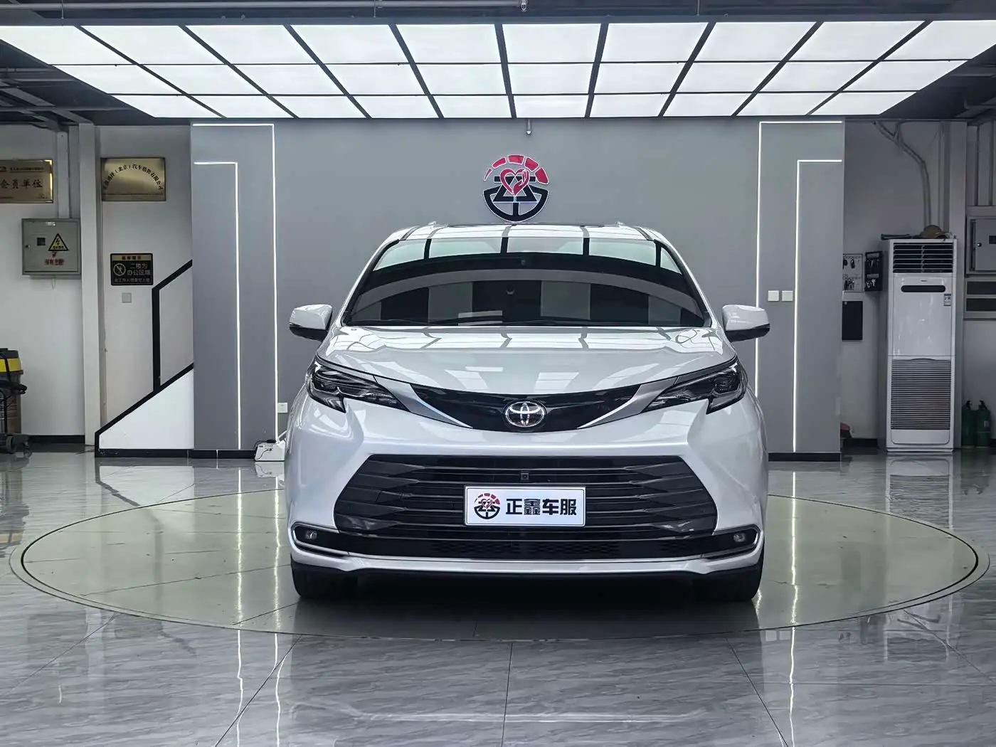 Toyota Sienna 2025 — Şəkil 2/17