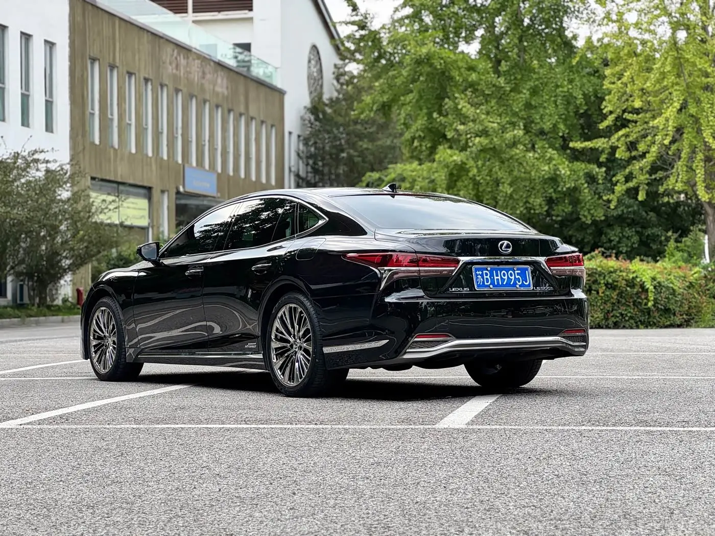 Lexus LS 2018 — Photo 3/19
