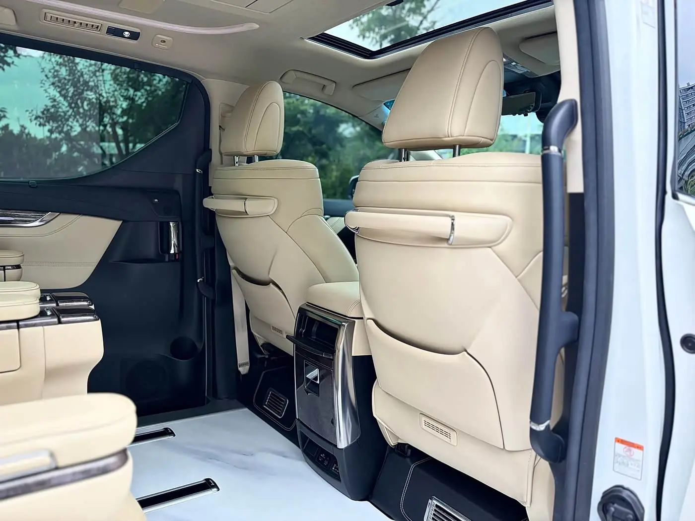 Toyota Alphard 2021 — Фото 18/20