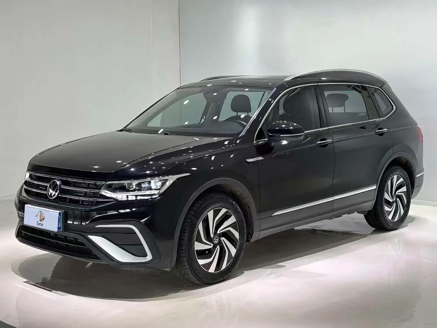 Volkswagen Tiguan L 2023 — Фото 1/20