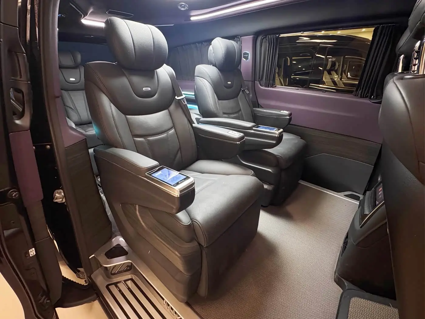 Mercedes-Benz V-Class 2022 — Photo 5/14