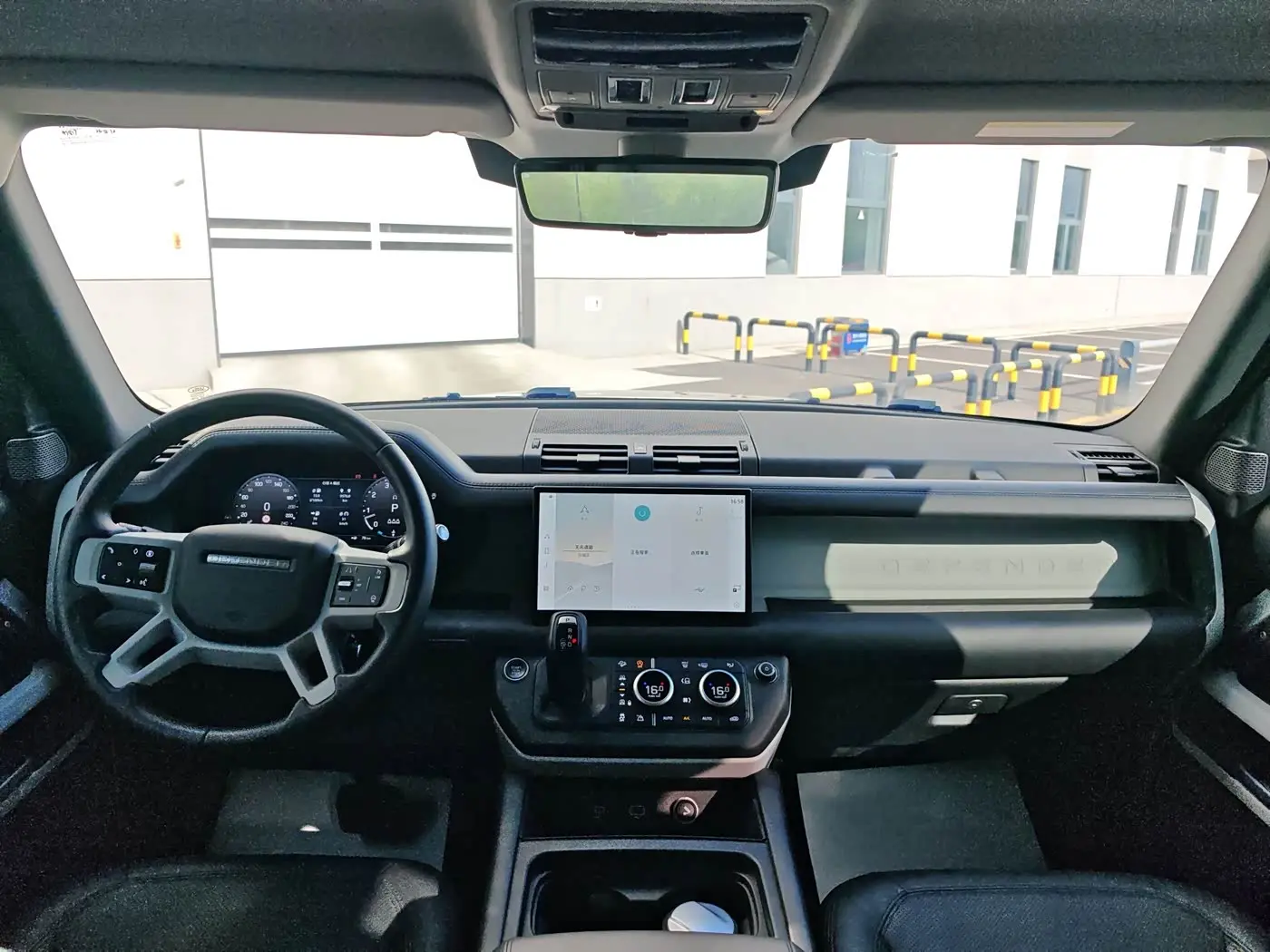 Land Rover Defender 2024 — Фото 15/17