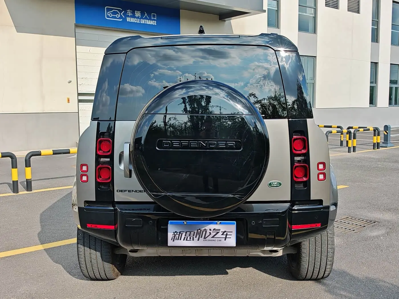 Land Rover Defender 2024 — Фото 8/17