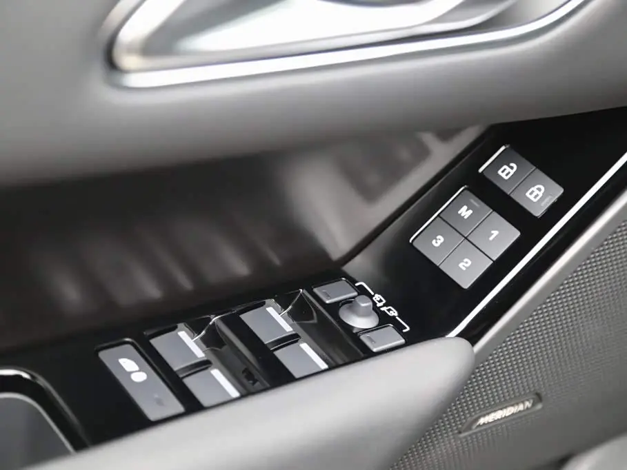Land Rover Range Rover Velar 2026 — Photo 11/20