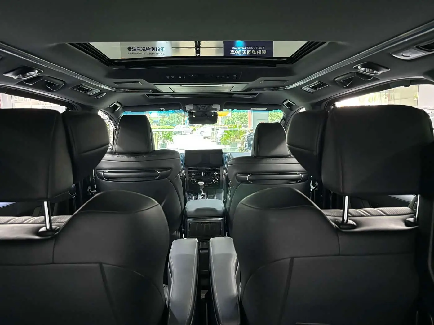 Lexus LM 2022 — Photo 17/18