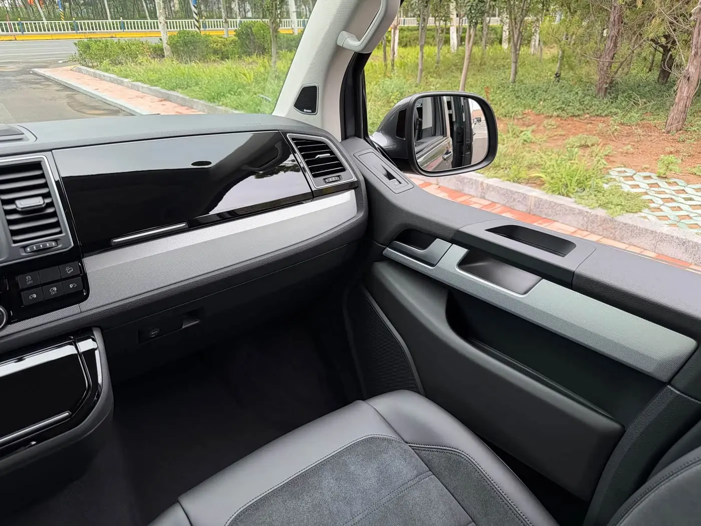 Volkswagen Multivan 2018 — Photo 10/20