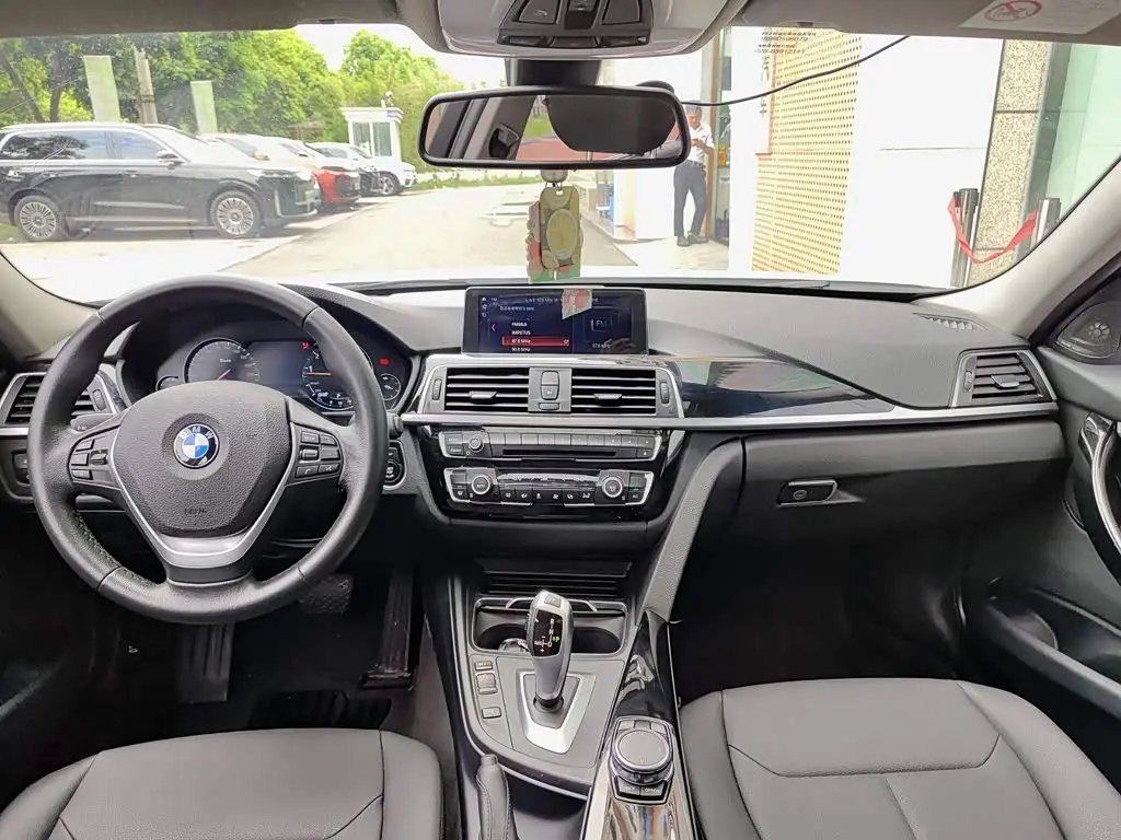 BMW 3 Series 2017 — Фото 10/11