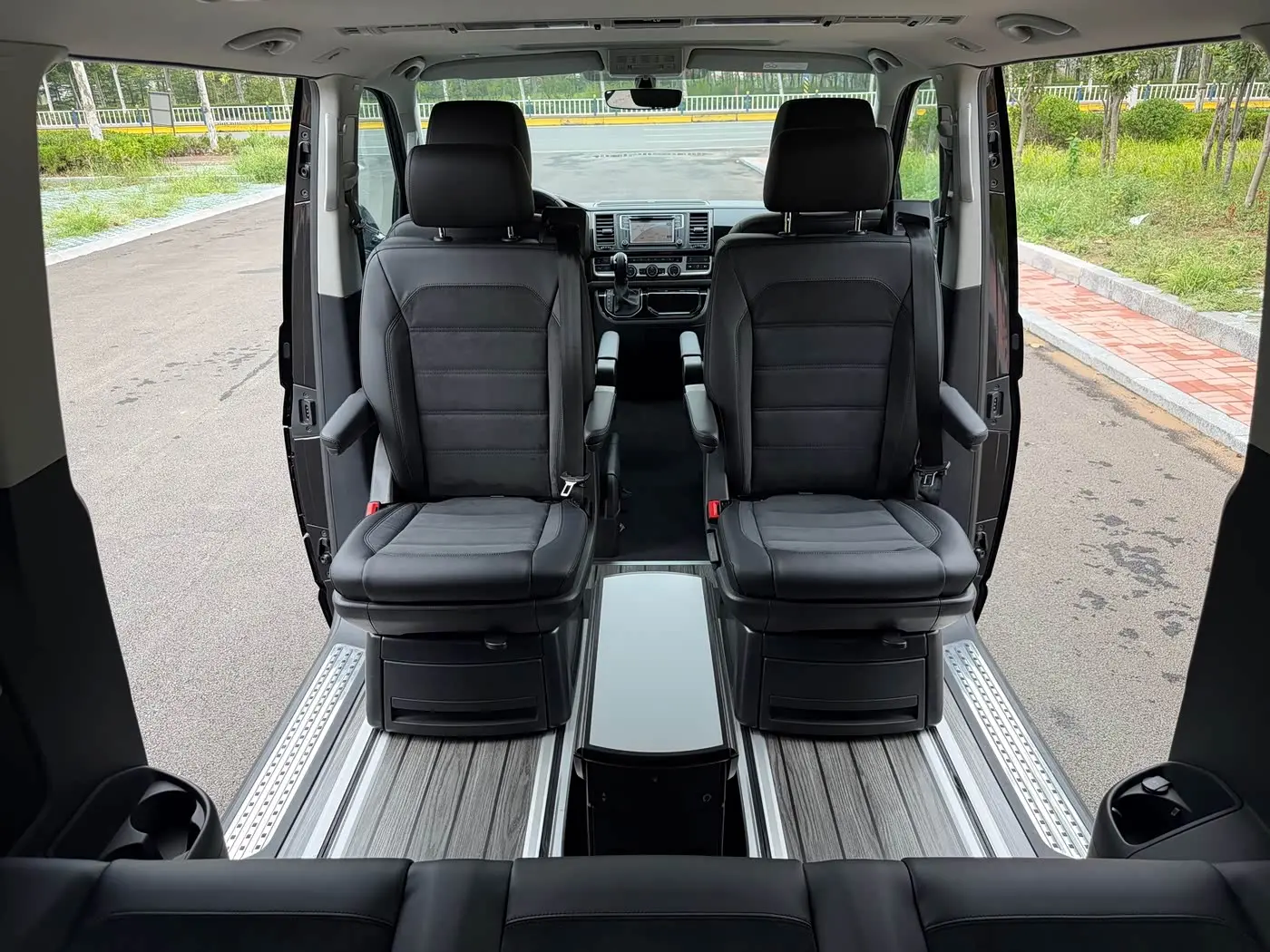 Volkswagen Multivan 2017 — Photo 18/20