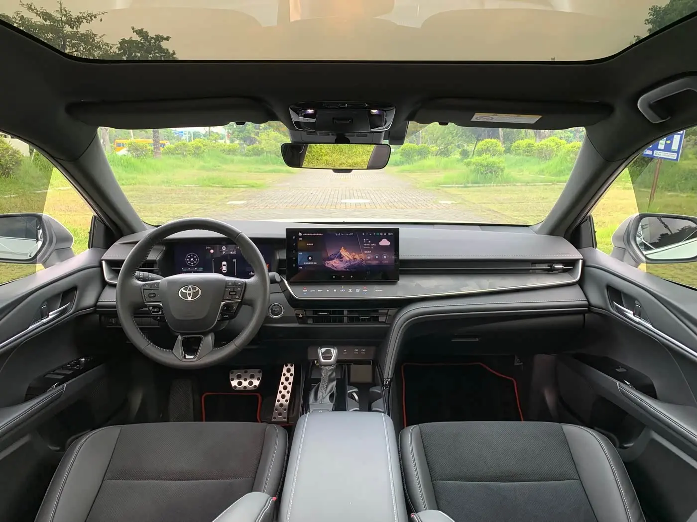 Toyota Camry 2025 — Photo 13/17