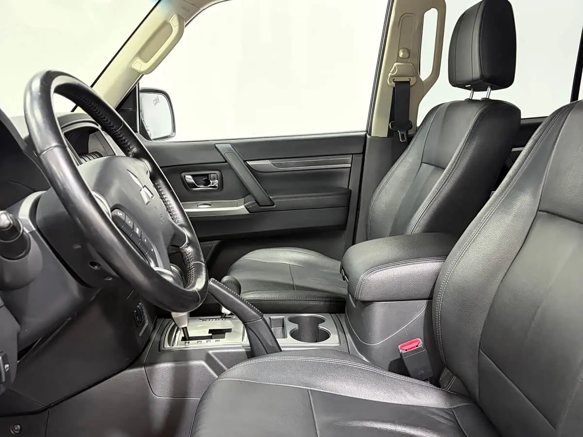 Mitsubishi Pajero 2015 — Şəkil 7/15