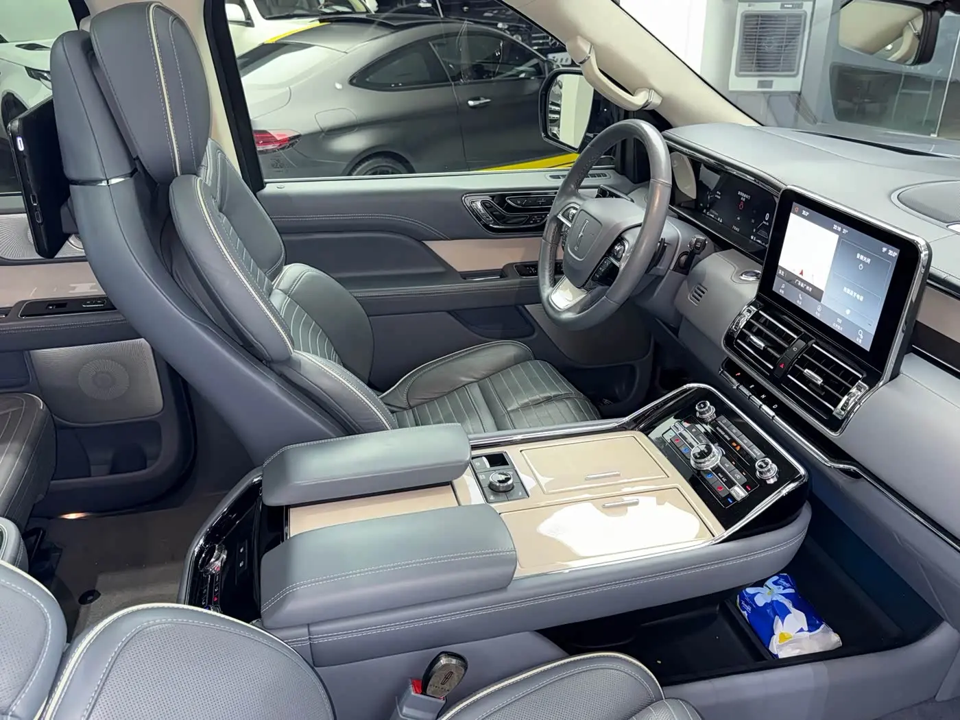 Lincoln Navigator 2019 — Photo 8/16