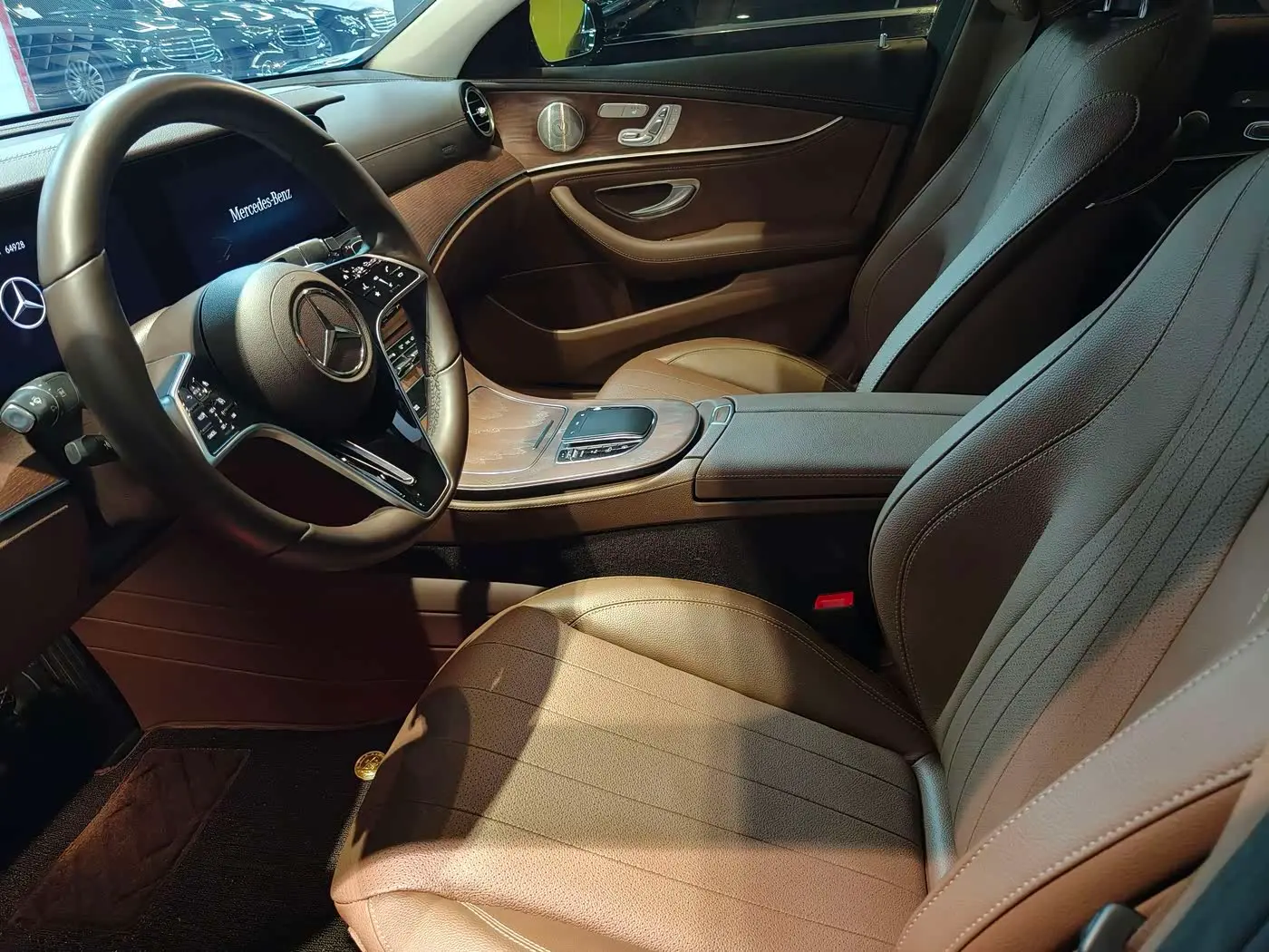 Mercedes-Benz E-Class 2023 — Photo 4/14