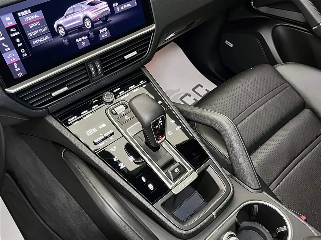Porsche Cayenne 2022 — Photo 7/16
