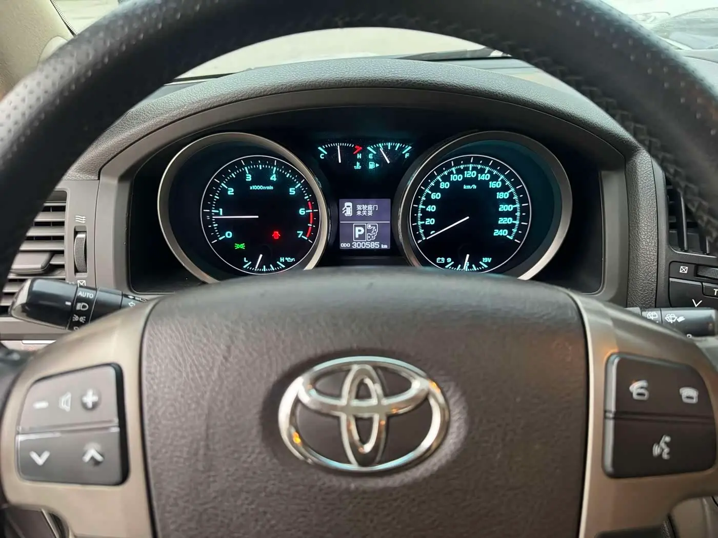 Toyota Land Cruiser 2011 — Photo 5/20