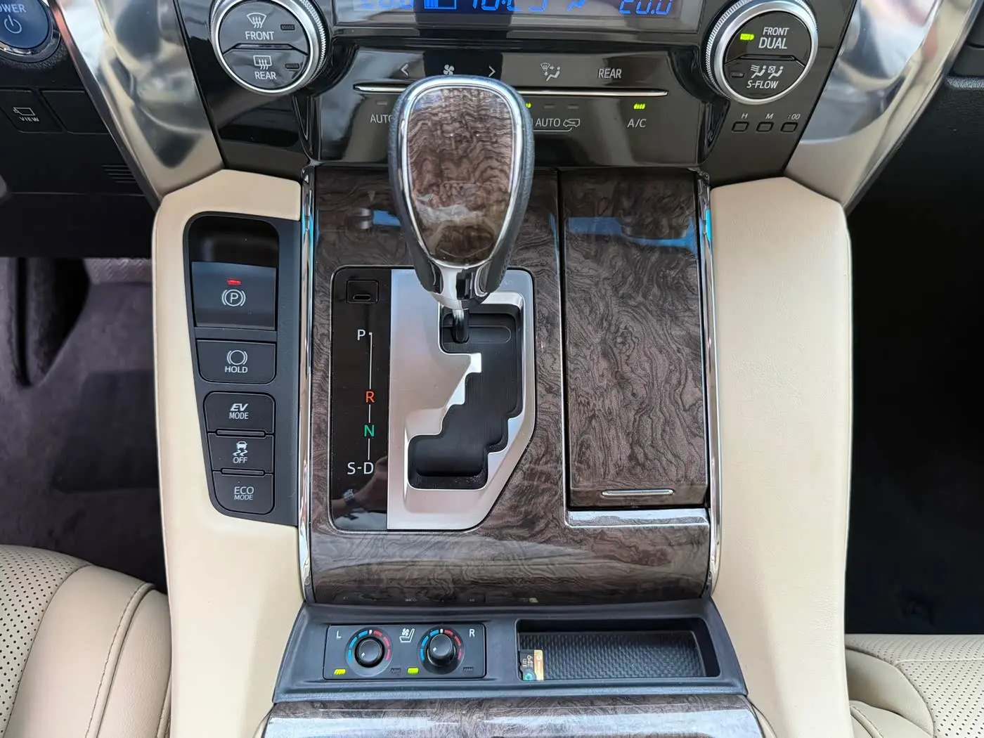 Toyota Alphard 2022 — Photo 16/20