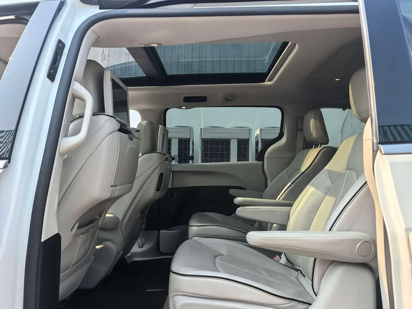 Chrysler Grand Caravan PHEV 2019 — Photo 9/17