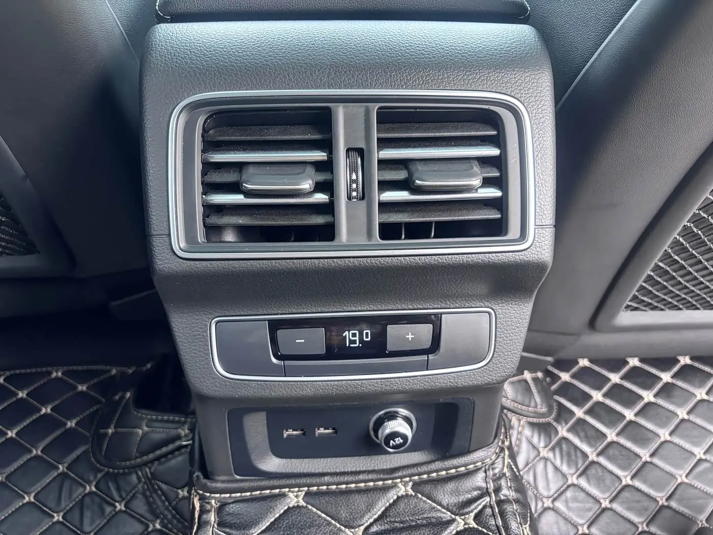 Audi Q5L 2023 — Şəkil 19/20