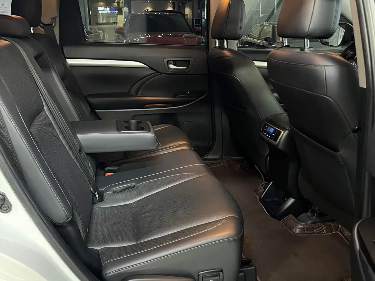 Toyota Highlander 2020 — Photo 18/20