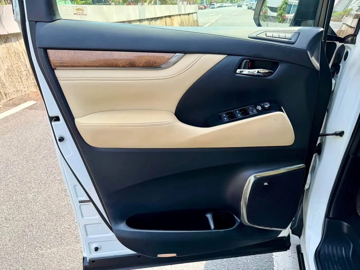 Toyota Alphard 2017 — ფოტო 13/20