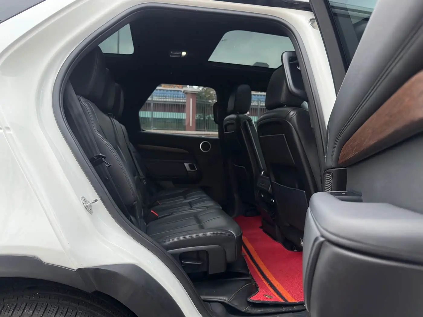 Land Rover Discovery 2017 — Фото 16/18