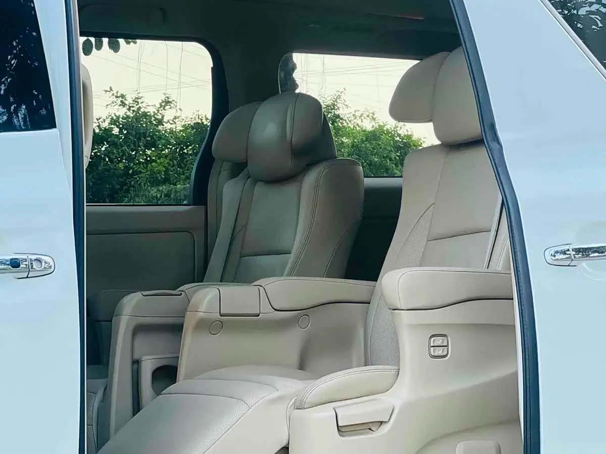 Toyota Alphard 2012 — Photo 9/12