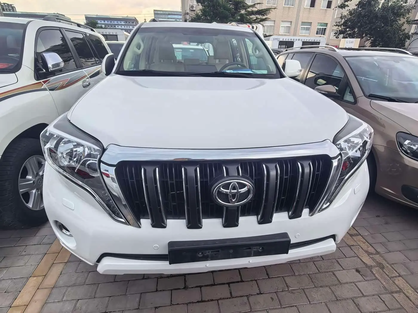 Toyota Prado 2014 — Photo 2/18