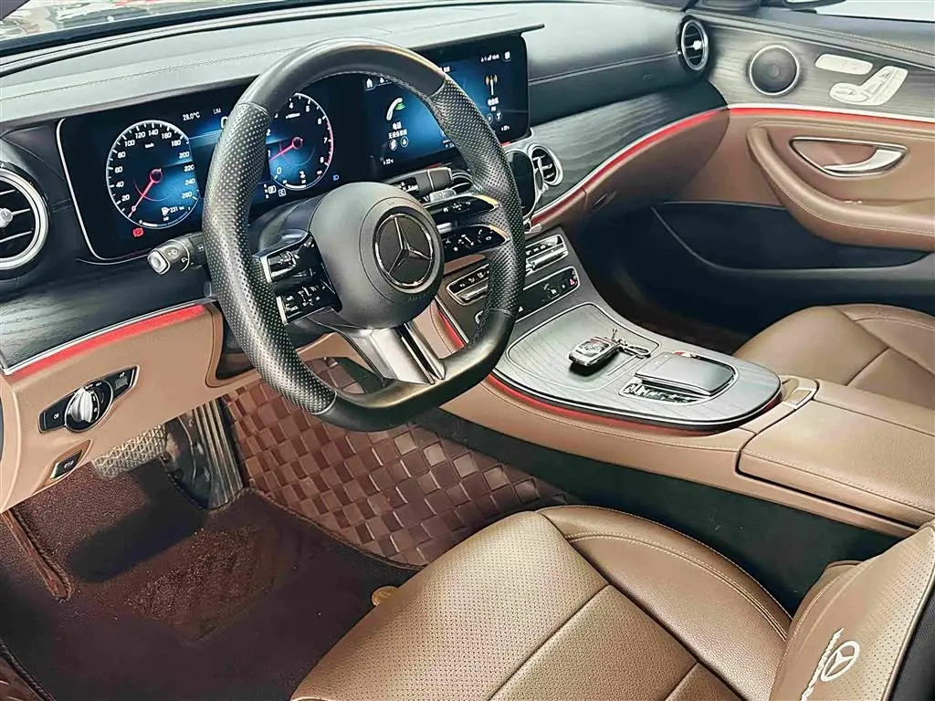 Mercedes-Benz E-Class 2022 — Photo 9/18