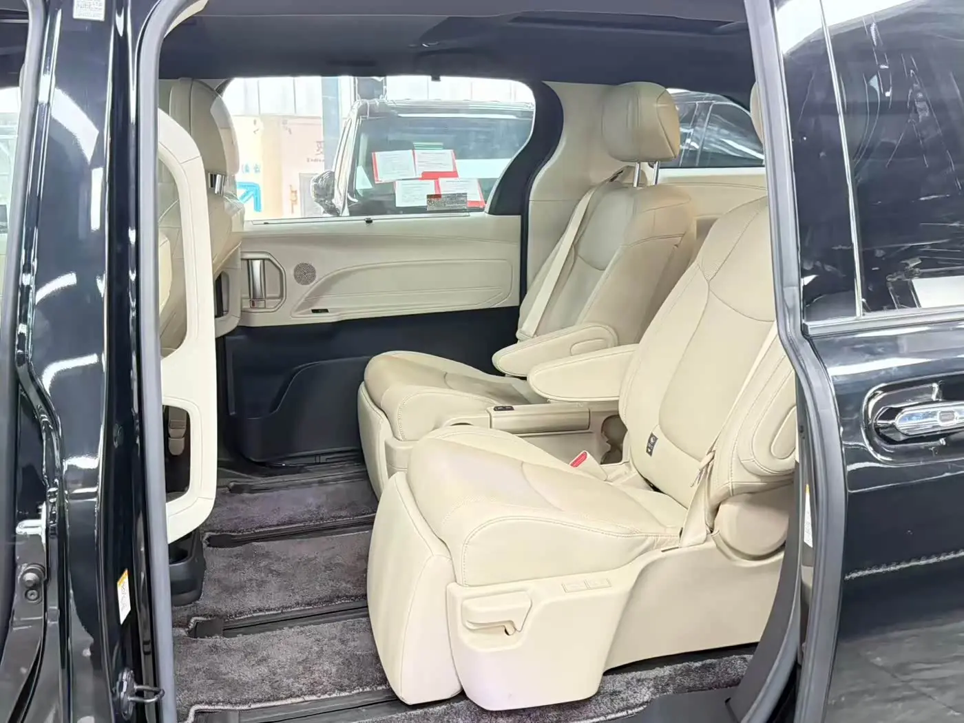 Toyota Sienna 2023 — Photo 6/12