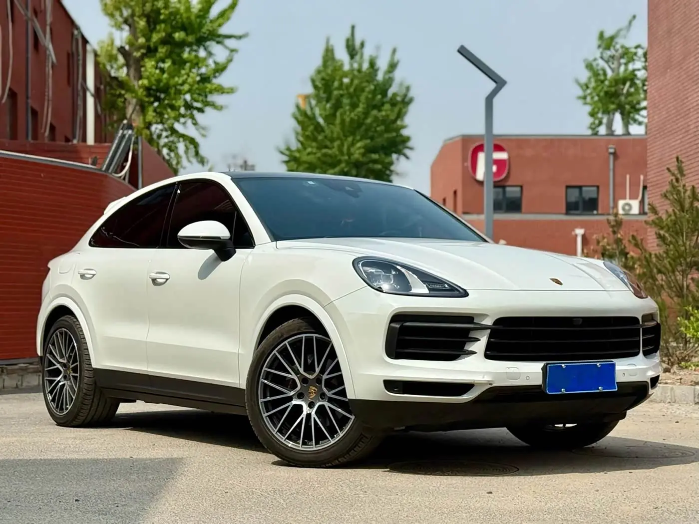 Porsche Cayenne 2021 — Фото 1/9