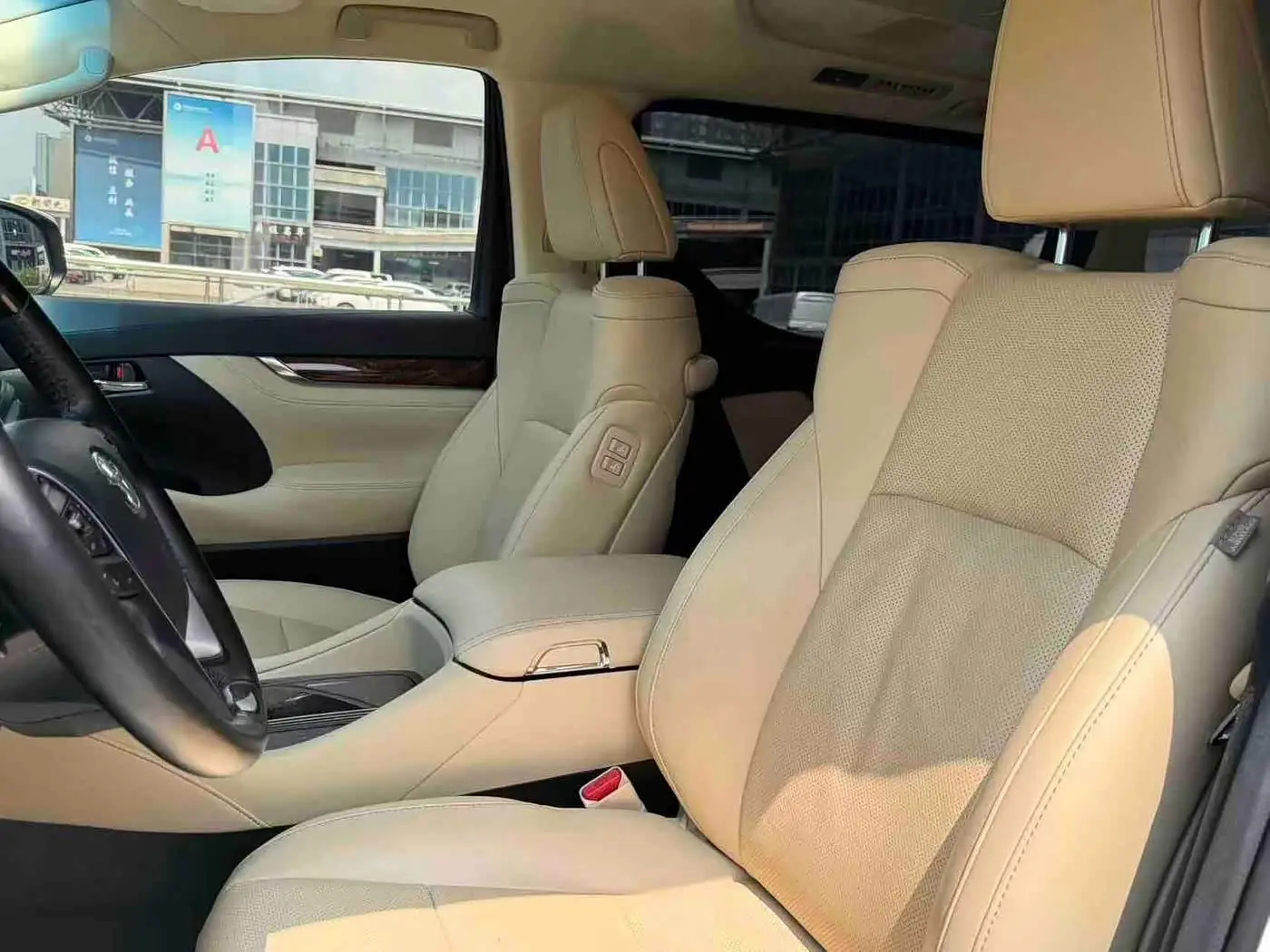 Toyota Alphard 2023 — Photo 5/9