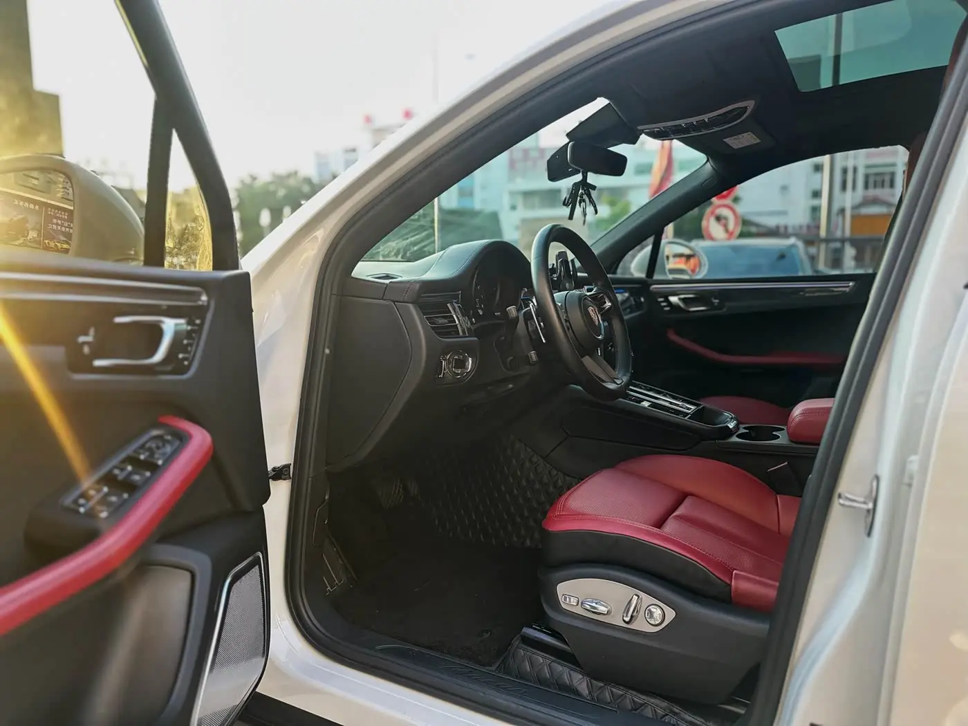 Porsche Macan 2023 — Photo 7/14