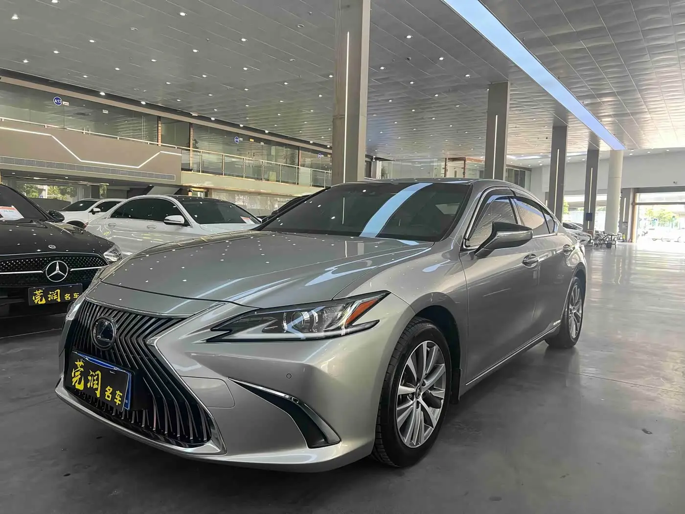 Lexus ES 2021 — Photo 1/20