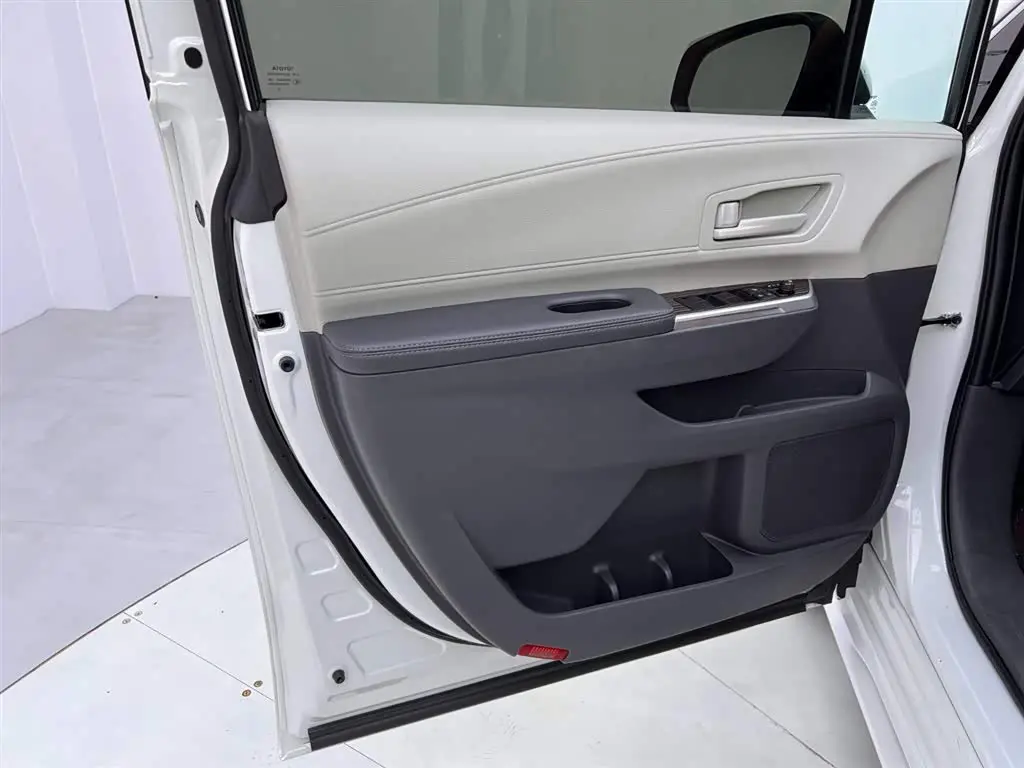 Toyota Sienna 2023 — Photo 15/20