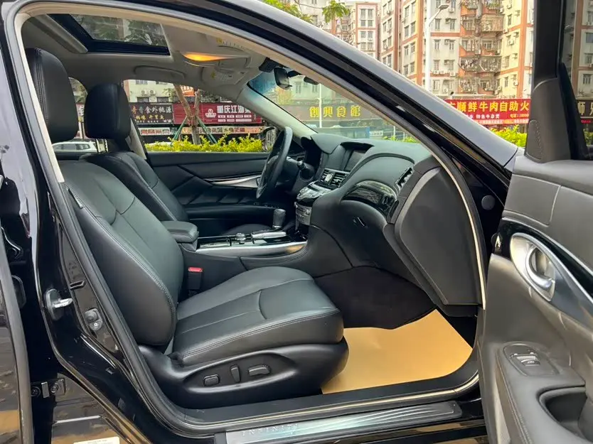 Infiniti Q70 2018 — Photo 13/18