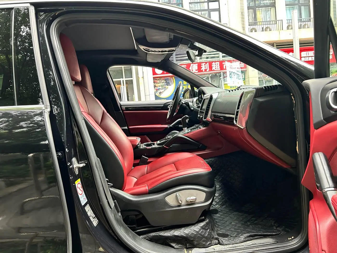 Porsche Cayenne 2012 — Photo 7/16