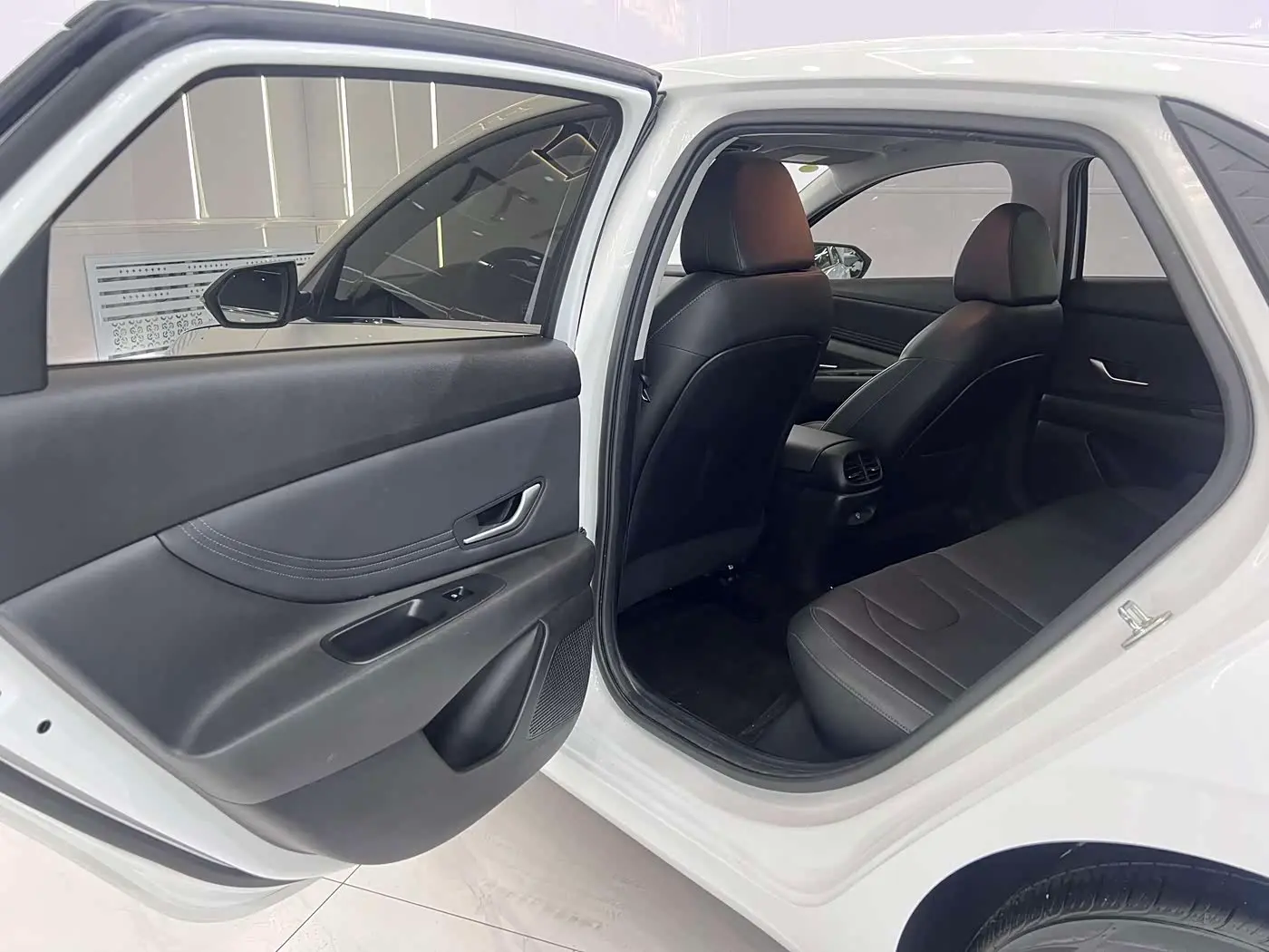 Hyundai Elantra 2023 — Фото 14/20