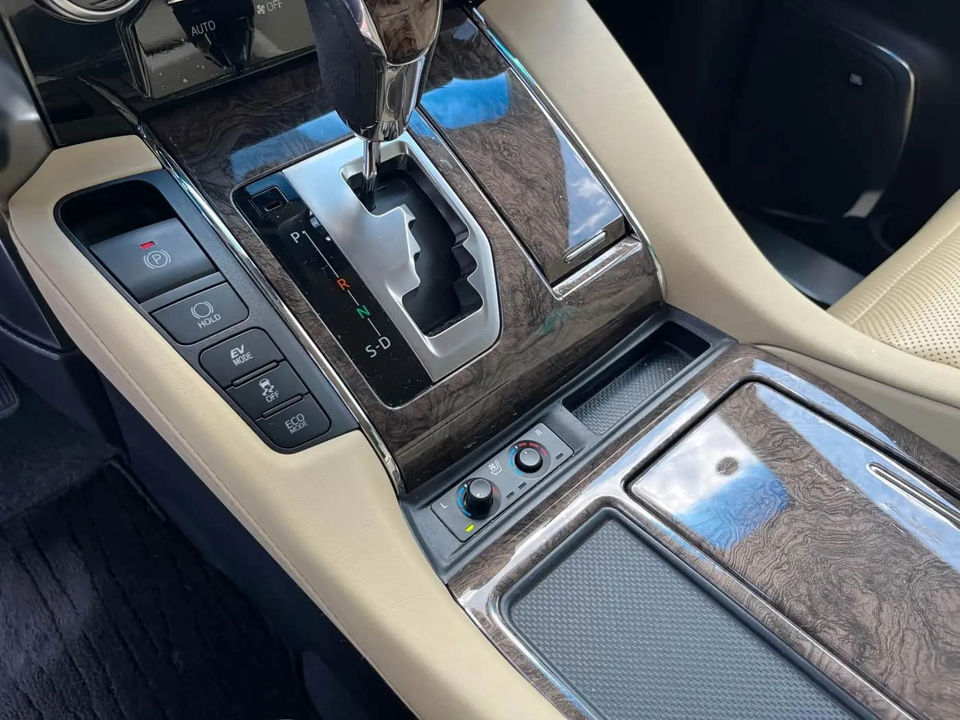 Toyota Vellfire 2023 — Photo 16/20